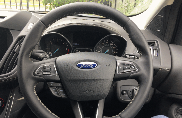 2017-ford-kuga-vignale-steering-wheel